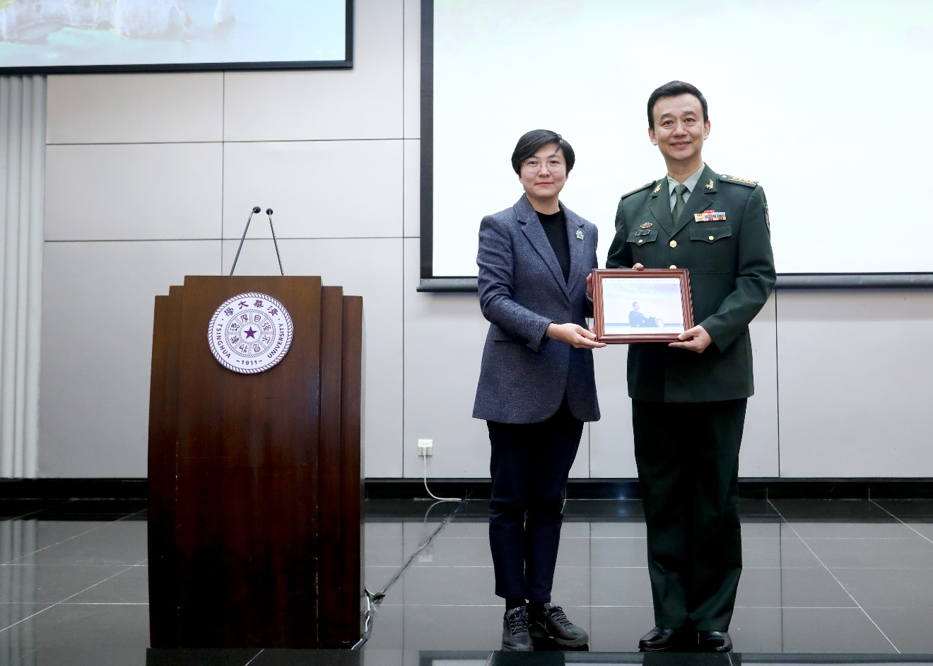 20230406-国防部新闻发言人吴谦大校做客清华国防讲堂-常志东-党委学生部部长、武装部部长、国防教育与人才培养办公室主任余潇潇向吴谦大校赠送纪念照片.png