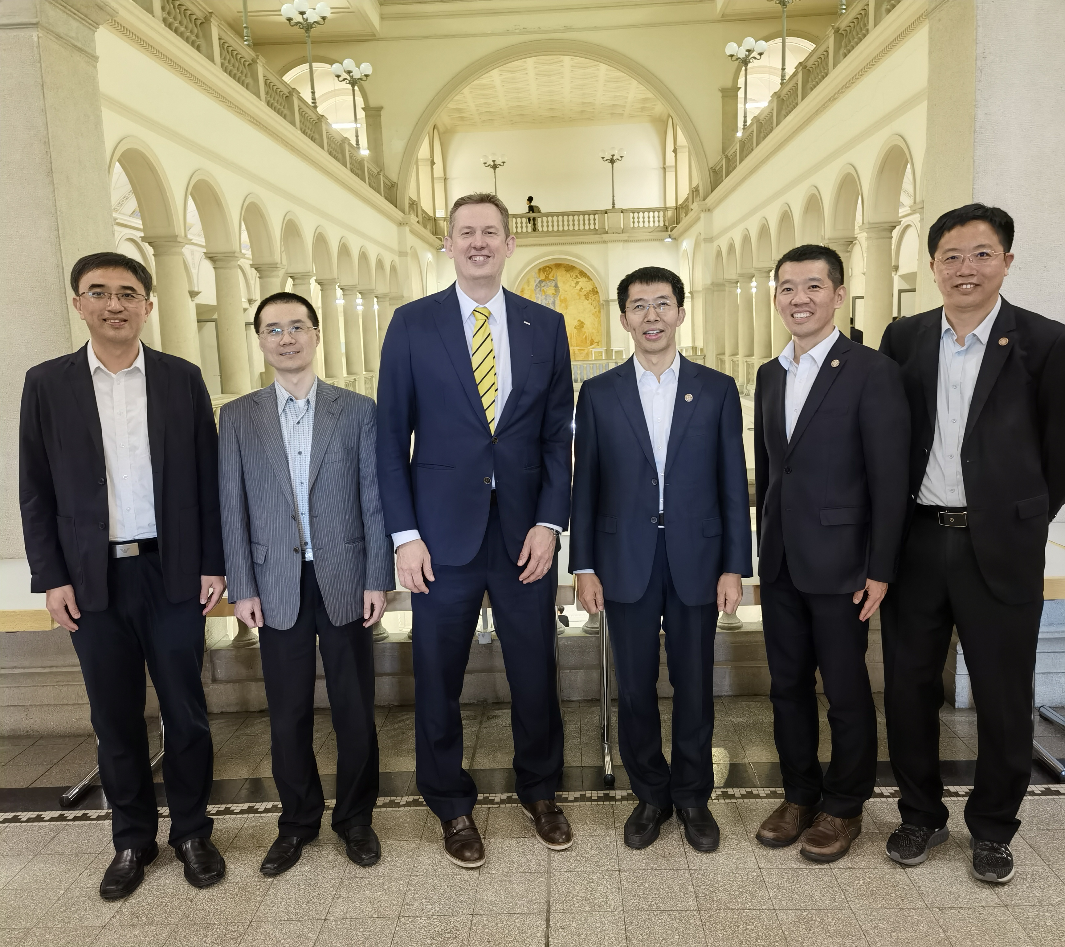 20230703-副校长曾嵘率团访问德国、瑞士-无-曾嵘一行访问苏黎世联邦理工学院1.jpg