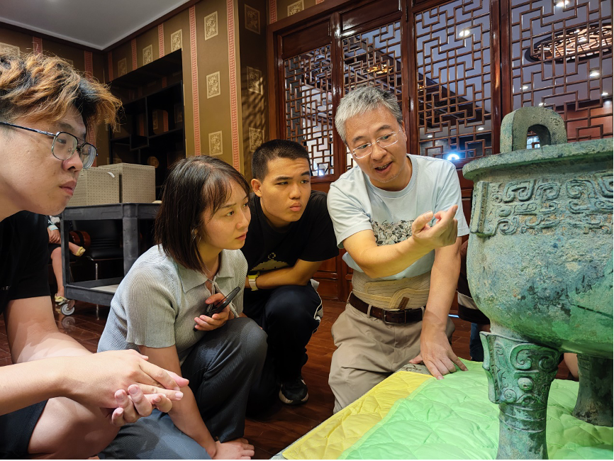 20230905-精品无码久久久久久久久_国产精品一区二区三区四区五区_欧美亚洲国产激情一区二区_午夜精品久久久久久久久久久久_亚洲欧洲中文日韩久久AV乱码_91精品欧美一区二区三区_久久精品一区二区免费播放_日韩高清大片永久免费入口_久久国产欧美日韩精品免费_欧美一区二区三区久久综合_国产精品天天狠天天看“‘京’彩文化 青春绽放”行动暑期活动纪实-供图-严志斌教授给同学们讲解青铜器.png